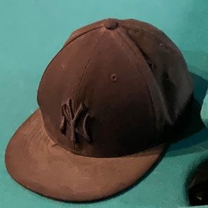 59fifty black Yankees hat